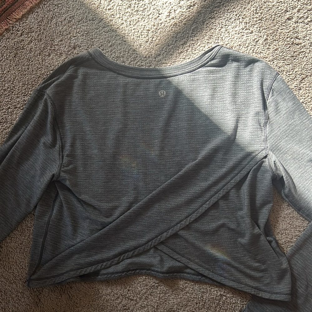 Lululemon Gray Loose Cropped Long sleeve - size 6 - Picture 2 of 3